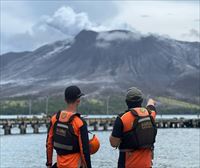 Indonesia eleva al máximo el nivel de alerta por la erupción del volcán Ruang