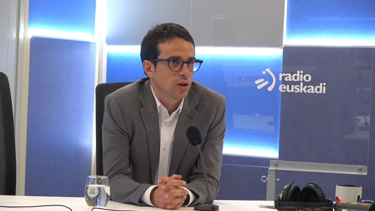 El candidato a lehendakari de EH Bildu, Pello Otxandiano, durante la entrevista en Radio Euskadi