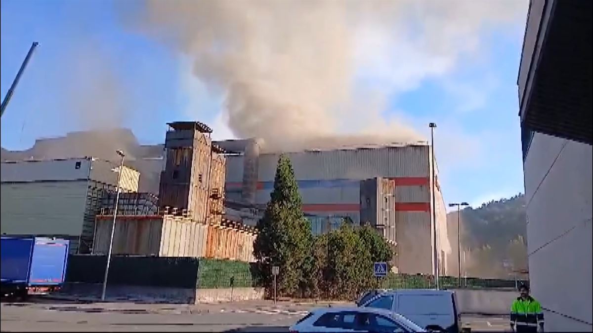 Explosión en Sidenor. Imagen obtenida de un vídeo de EITB Media.