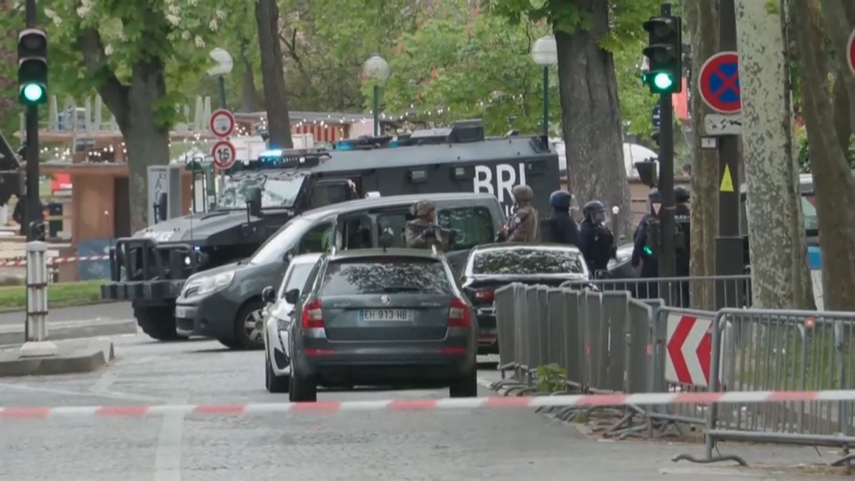 Operación policial en París. Imagen obtenida de un vídeo de Agencias.