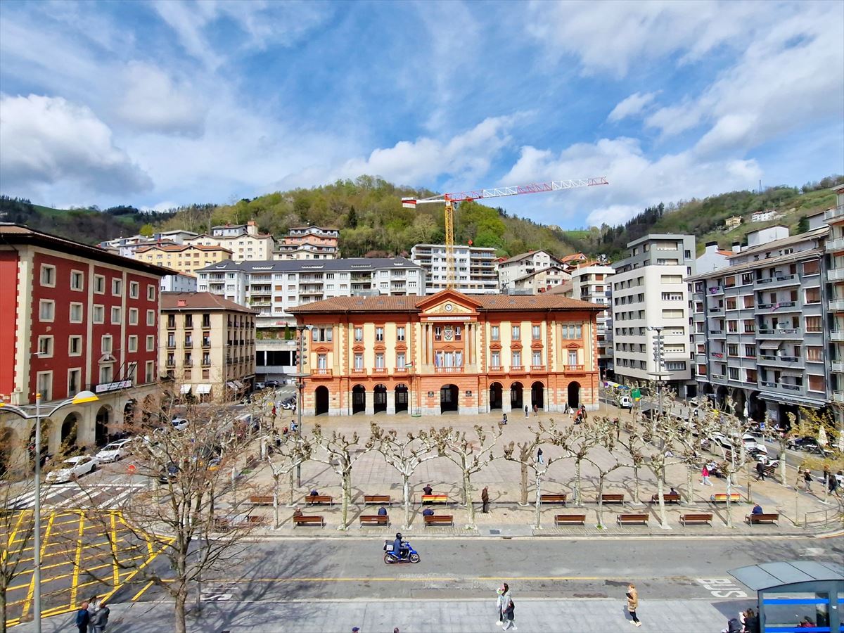 El Ayuntamiento de Eibar (Gipuzkoa) y la plaza Unzaga. Foto: Vicente Guinea