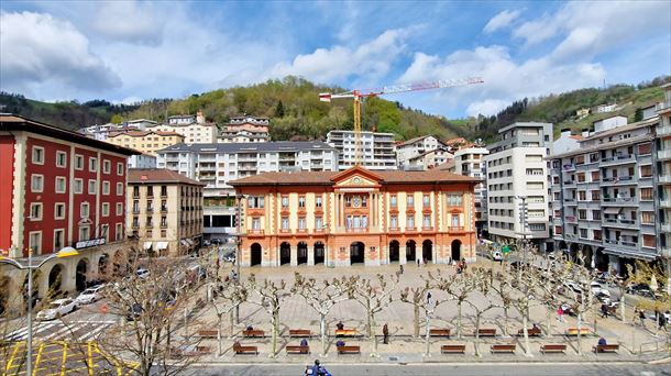 El Ayuntamiento de Eibar (Gipuzkoa) y la plaza Unzaga. Foto: Vicente Guinea