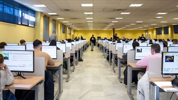 Jóvenes haciendo el examen teórico del carné de conducir