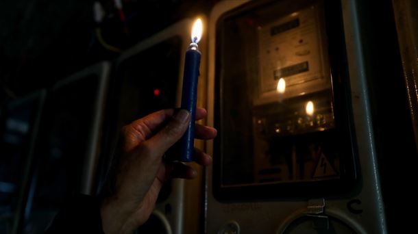 Vela en la oscuridad durante un apagón en Quito. Foto: EFE