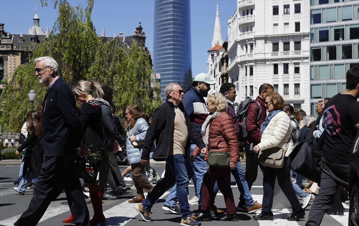 Gente paseando por Bilbao. Foto de archivo: EFE