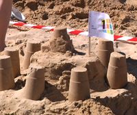 La playa de la Concha se llena de castillos de arena