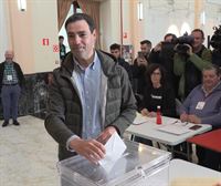 El candidato jeltzale a lehendakari Imanol Pradales, en su cita con las urnas