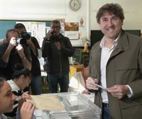 El candidato socialista a lehendakari Eneko Andueza deposita su voto en Portugalete