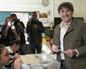 El candidato socialista a lehendakari Eneko Andueza deposita su voto en Portugalete