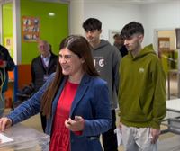 La candidata a lehendakari por Elkarrekin Podemos Miren Gorrotxategi acude a su colegio electoral en Durango