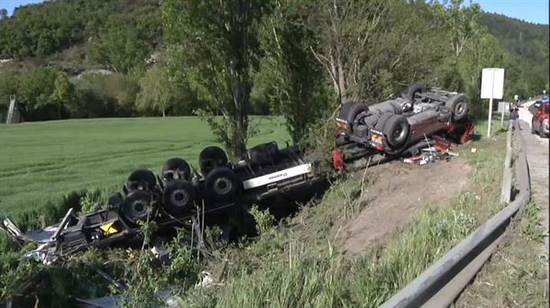 El camión accidentado. Imagen obtenida de un vídeo de EITB Media.