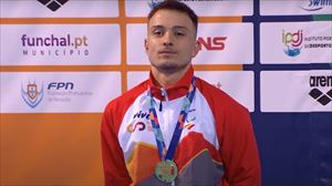 Iñigo Llopis Basque Teameko igerilariak urrea irabazi du Europako Txapelketan, 100 metro bizkar eran