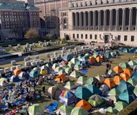La policía detiene a decenas de manifestantes propalestinos acampados en varias universidades de EE. UU.