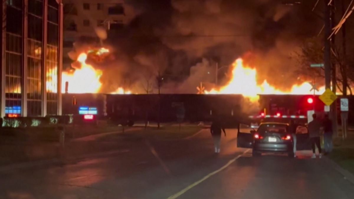 Tren en llamas. Imagen obtenida de un vídeo de Agencias.