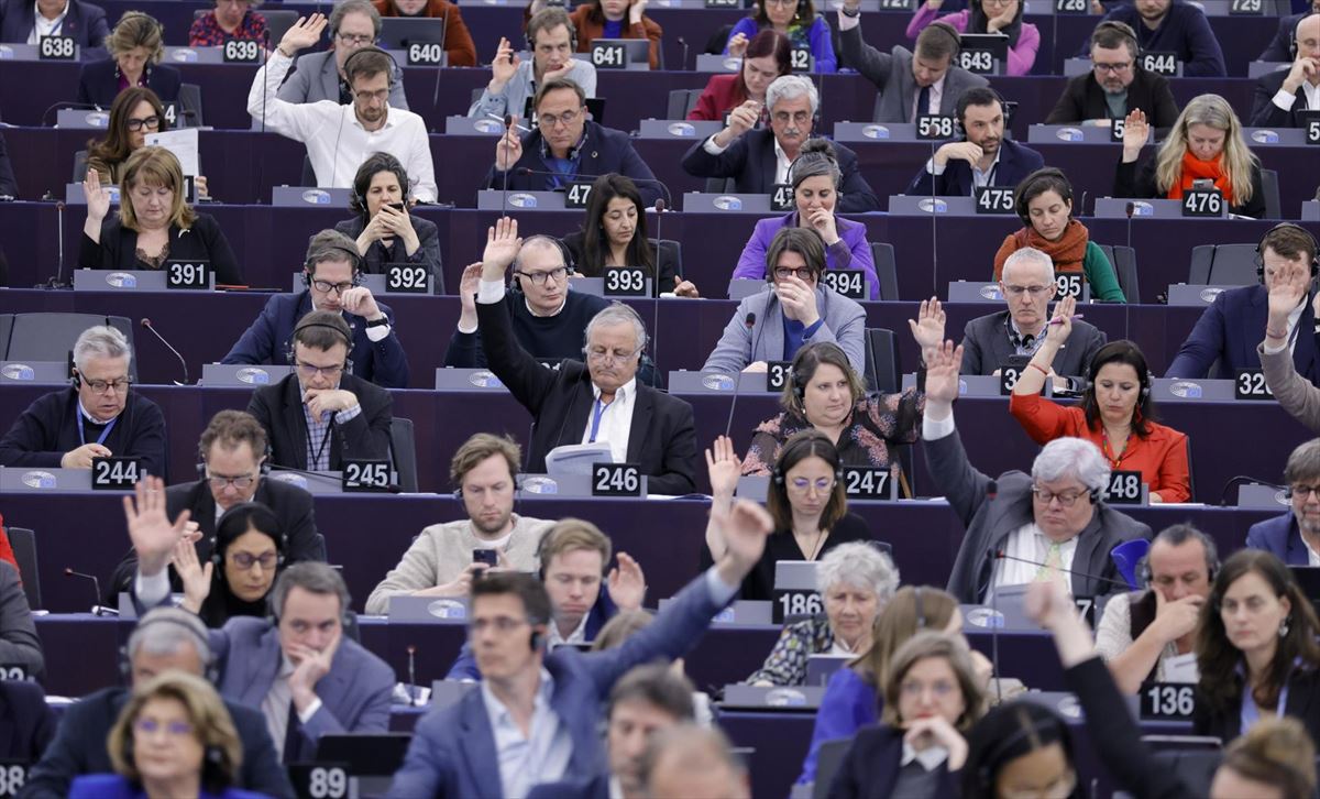 Votación durante la sesión parlamentaria de este martes en la Eurocámara. Foto: EFE