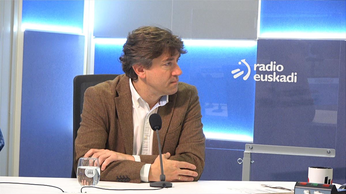 Andueza, en los estudios de Radio Euskadi. 