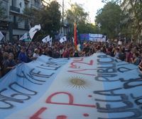 Miles de personas se manifiestan en Buenos Aires a favor de la universidad pública