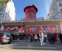 Parisko Moulin Rouge kabaret mitikoaren hegalak erori egin dira goizaldean