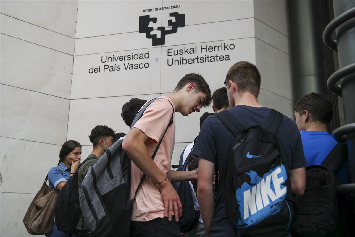 Jóvenes en la Universidad del País Vasco (UPV/EHU).