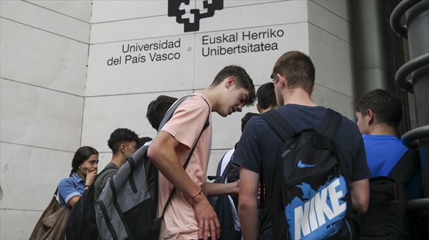 Varios estudiantes frente a un campus de la UPV/EHU. 