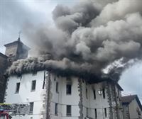 Un grave incendio causa importantes daños materiales en el hostal de Goiatz