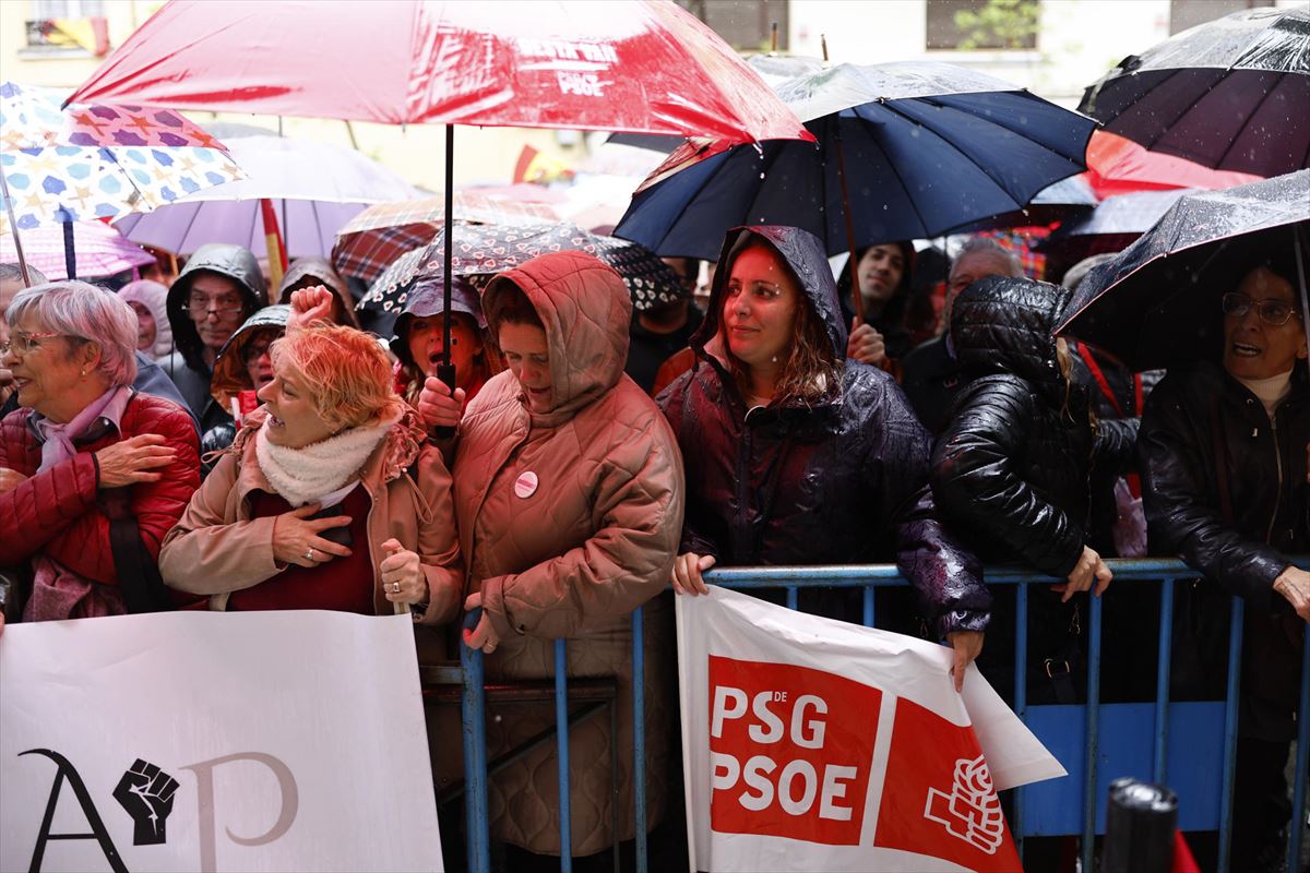 Simpatizantes del PSOE aguardan a las puertas de la sede de Ferraz. Foto: EFE
