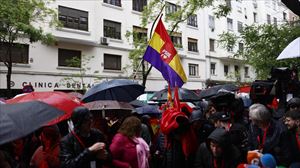 Miles de simpatizantes inundan Ferraz mientras el Comité Federal expresa su apoyo a Sánchez