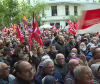 Militantes y simpatizantes del PSOE inundan Ferraz para trasladar su apoyo a Pedro Sánchez