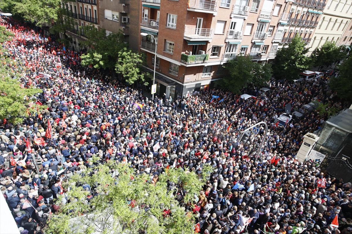 Simpatizantes socialistas ante la sede del PSOE en Ferraz, Madrid. Foto: EFE