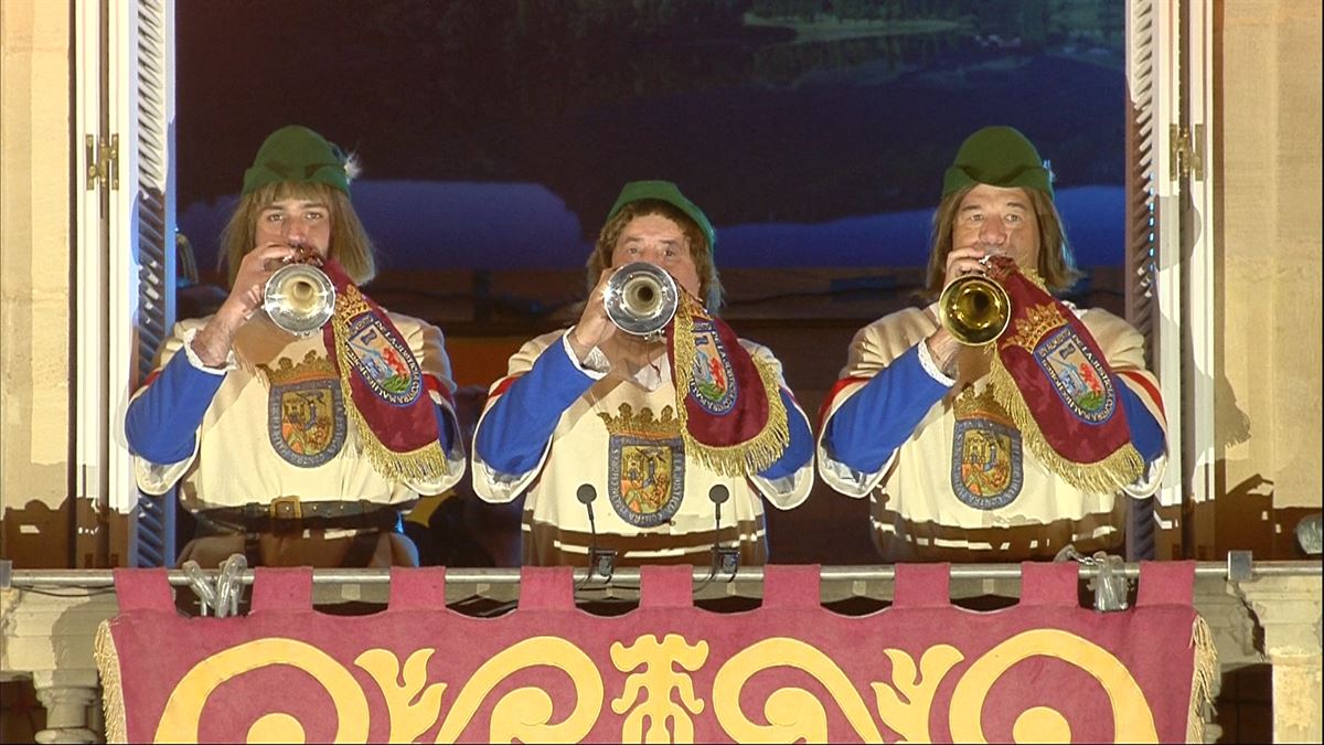 La Retreta previa al día de San Prudencio en Vitoria, tocada por trompetistas y la tamborrada
