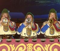 La Retreta previa al día de San Prudencio en Vitoria, tocada por trompetistas y la tamborrada
