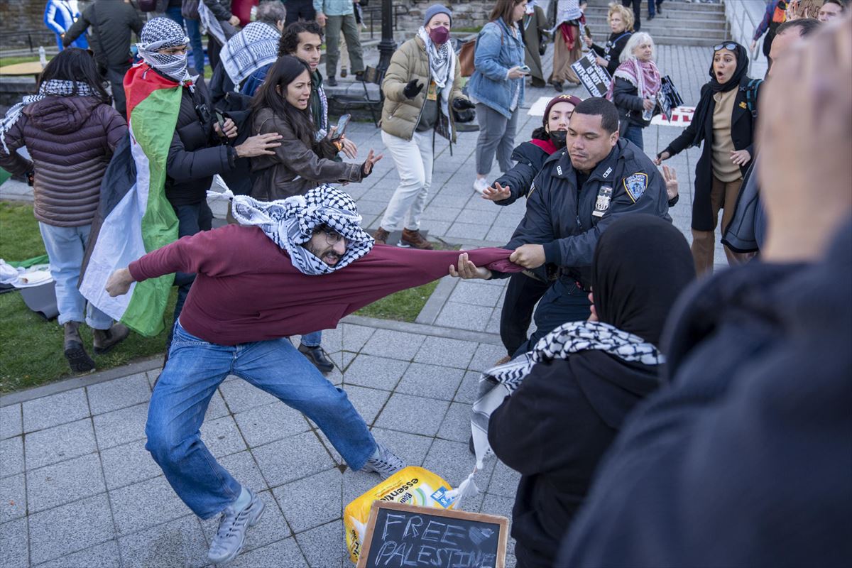 Un estudiante se resiste a un policía en una protesta a favor del pueblo palestino. Foto: EFE