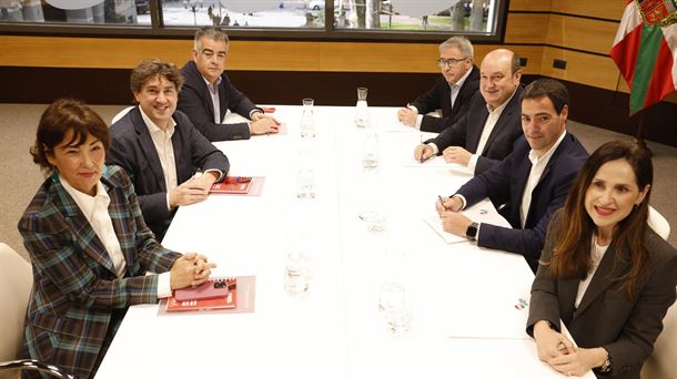 Reunión entre jeltzales y socialistas para intentar conformar gobierno. Foto de archivo: EFE