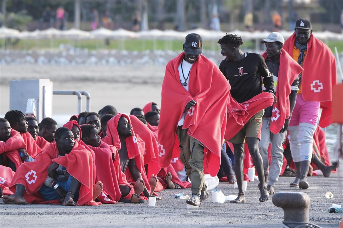 Personas migrantes atendidas este lunes en Los Cristianos (Tenerife). Foto: EFE