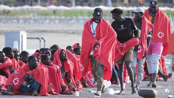 Personas migrantes atendidas este lunes en Los Cristianos (Tenerife). Foto: EFE