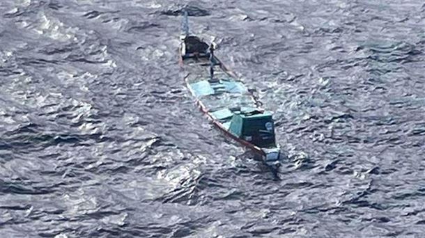 El cayuco semisumergido a unos 110 kilómetros de El Hierro (Canarias). Foto: EFE