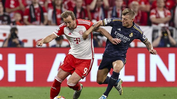 Kane (Bayern) y Kroos (Real Madrid) disputan un balón. EFE