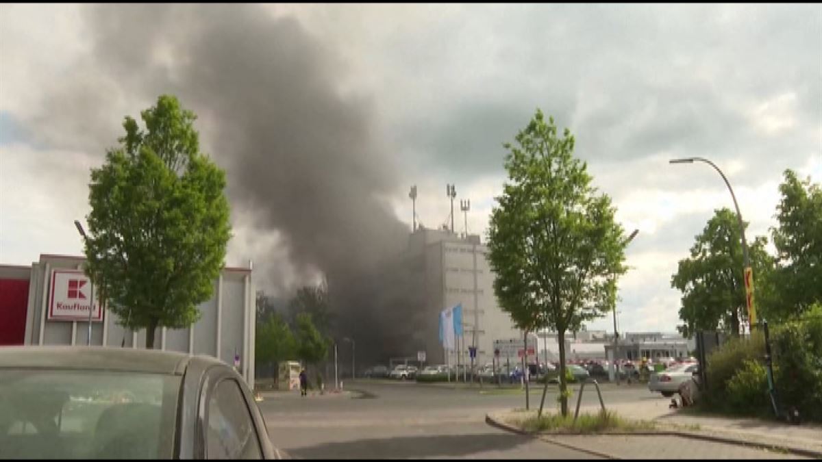El gran incendio en una fábrica del gigante tecnológico alemán Diehl. Imagen: Agencias