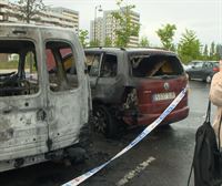 Investigan las causas del incendio de cuatro coches en el barrio Olarizu de Vitoria-Gasteiz