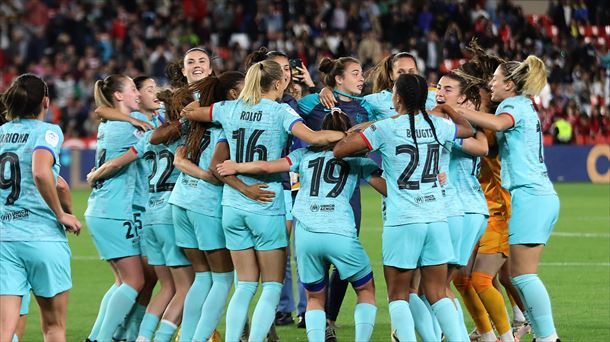 Las jugadoras del FC Barcelona celebran el título de Liga