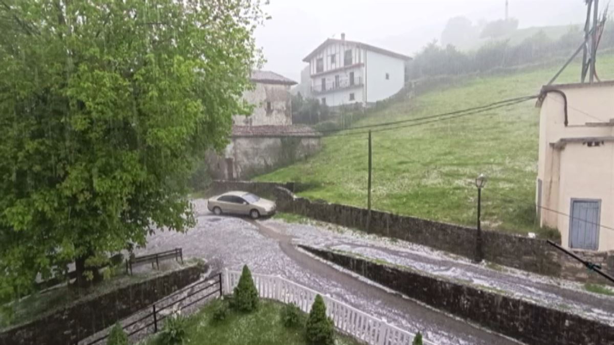 Granizadas, lluvias intensas y cielos encapotados, en casi toda Euskal Herria