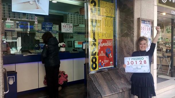 Nora Calzada con el cartel del número premiado