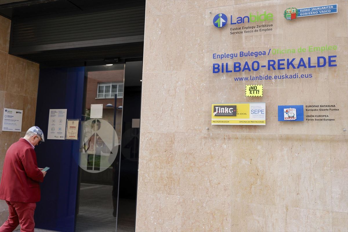 Un hombre frente a la oficina de Lanbide en Rekalde, Bilbao