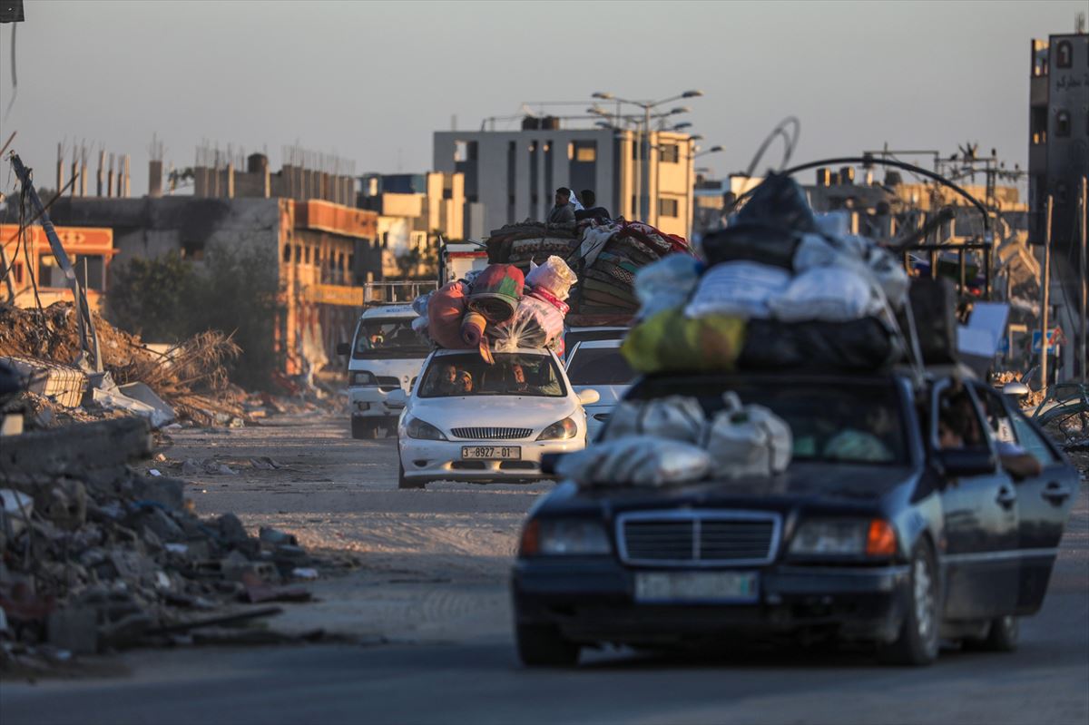 Varios vehículos huyen de Ráfah este domingo. EFE