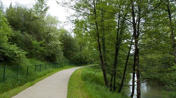 El parque lineal del Nervión a su paso por Llodio. 