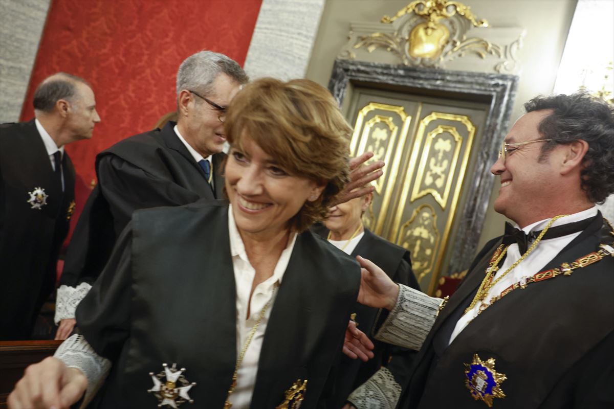 El fiscal general, Álvaro García Ortiz, el primero por la derecha, junto a Dolores Delgado