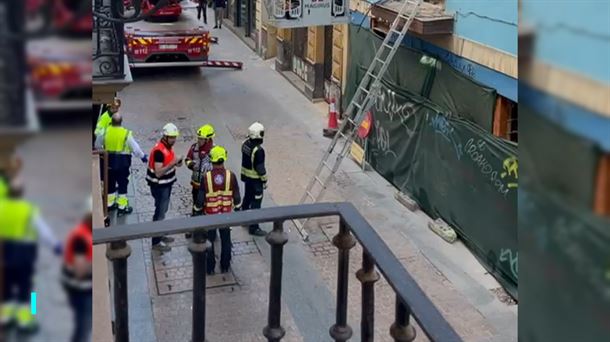 Bomberos en el lugar del derrumbe