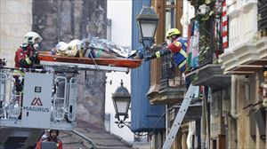 Cinco trabajadores heridos tras derrumbarse parte de una vivienda del Casco Viejo de Bilbao
