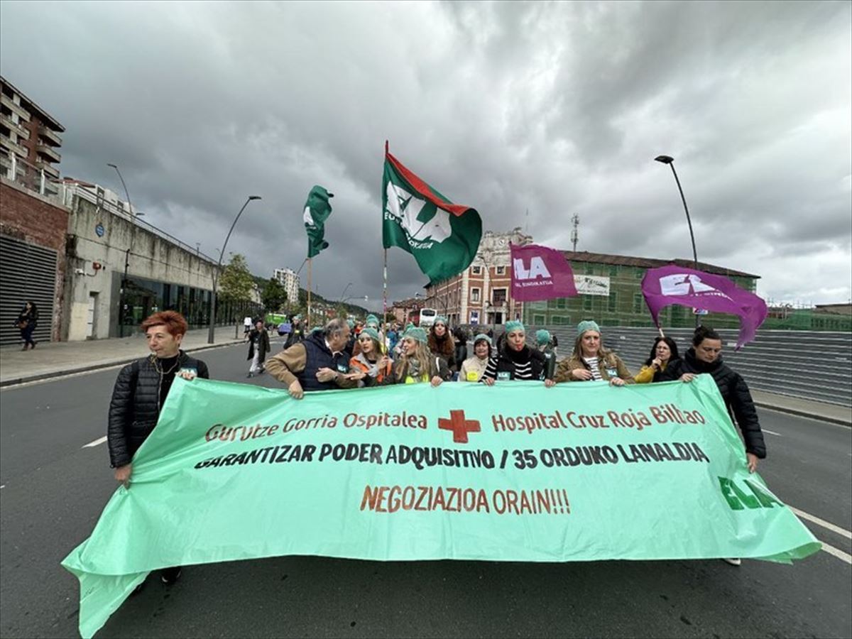 Protesta de los trabajadores del Hospital Cruz Roja de Bilbao. Imagen: ELA