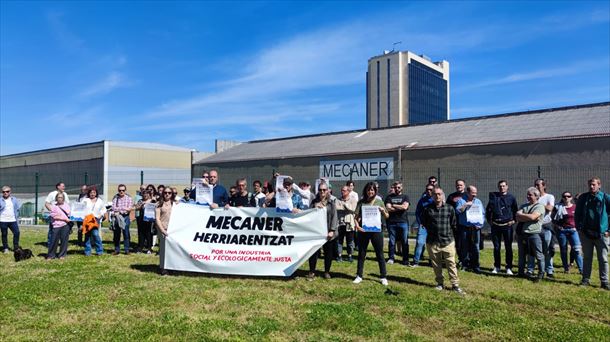 Han hecho una comparecencia frente a la planta de Mecaner en Urduliz. Foto: LAB